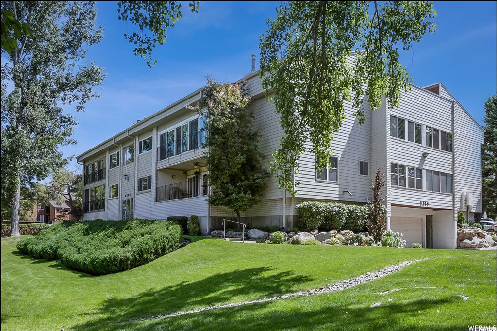 Photo of 2514 S ELIZABETH ST E #6, Salt Lake City, UT 84106 (MLS # 2156478)