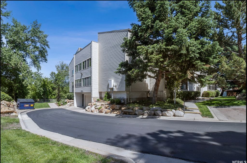 Photo of 2514 S ELIZABETH ST E #6, Salt Lake City, UT 84106 (MLS # 2156478)