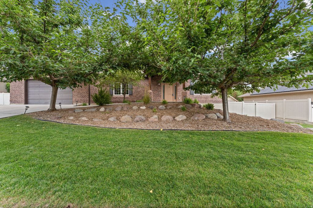 Photo of 14384 S SHEEPROCK DR, Herriman, UT 84096 (MLS # 2174298)