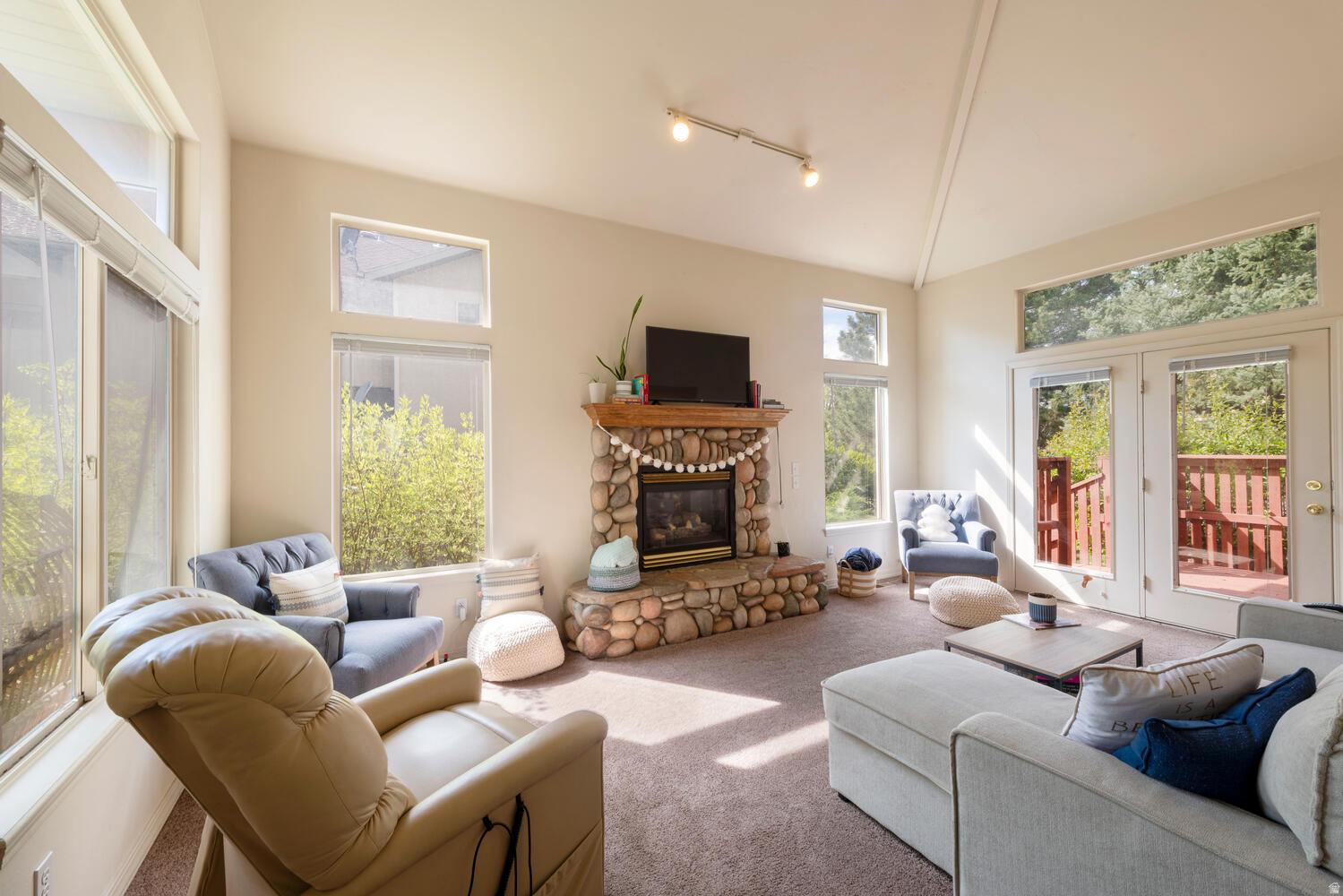 HILLCREST - Residential Income