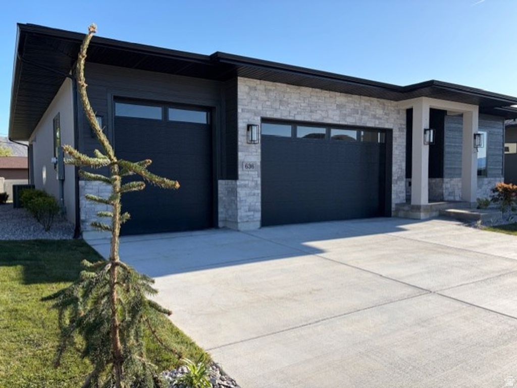 Photo of 636 E VANDALAY LN S, Draper, UT 84020 (MLS # 2151687)