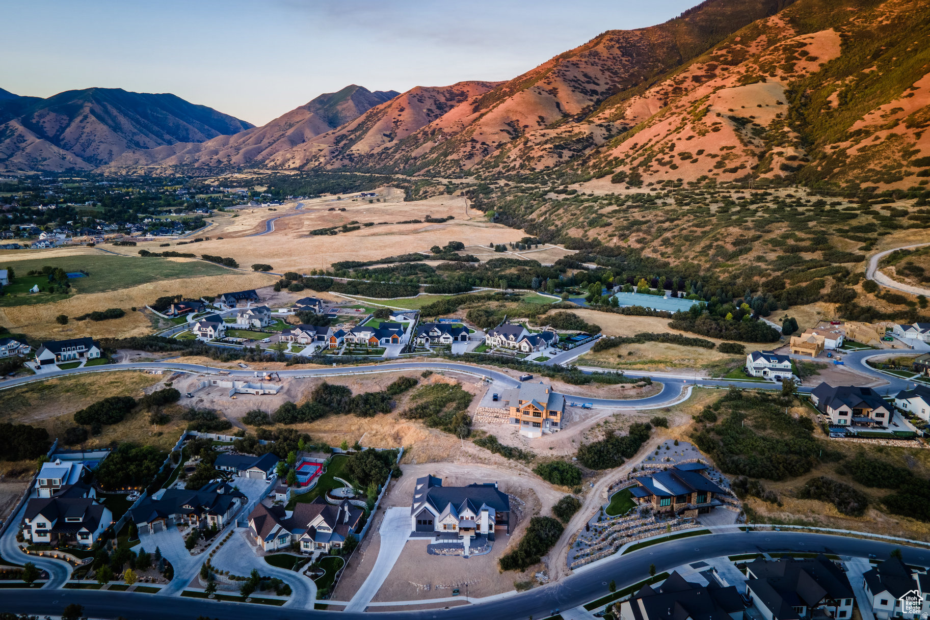 TWIN HOLLOW - Residential