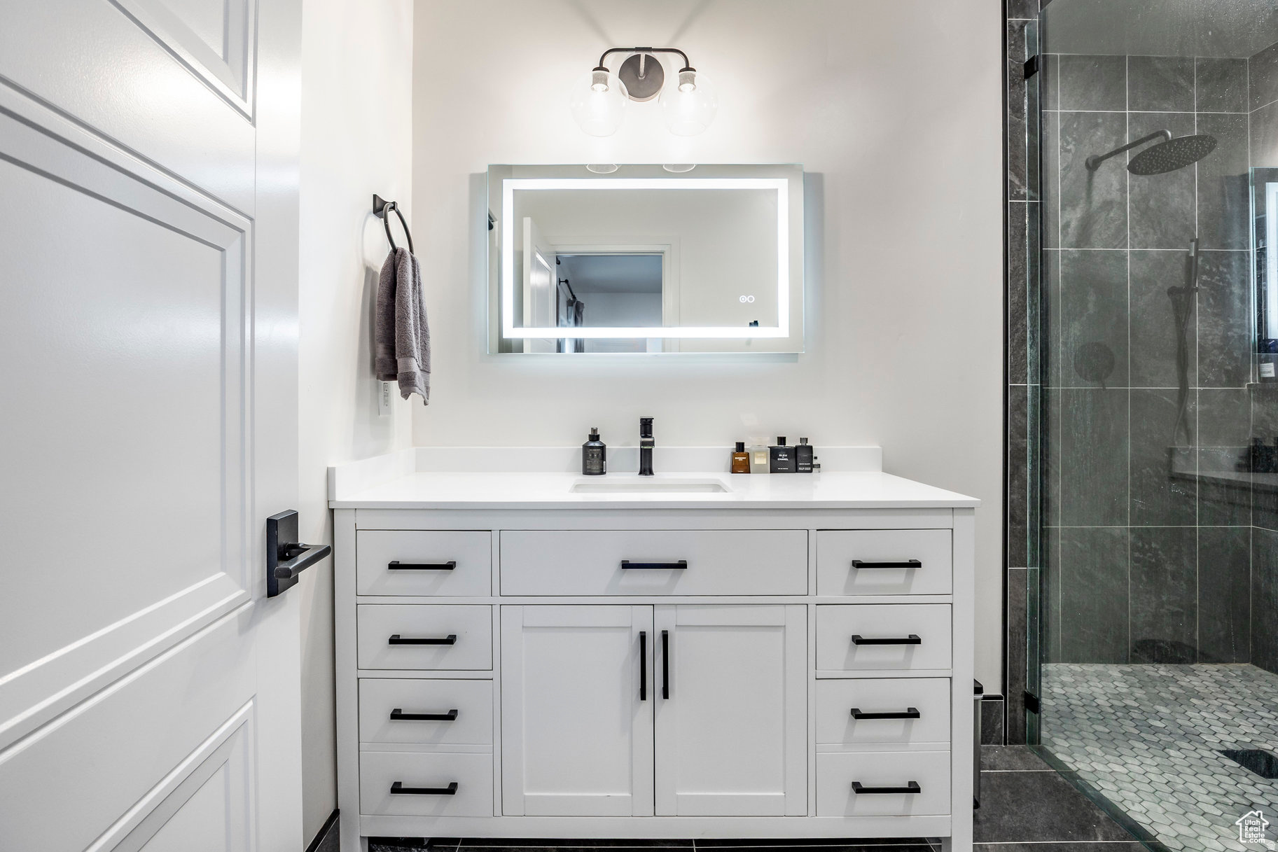 TWIN HOLLOW - Residential