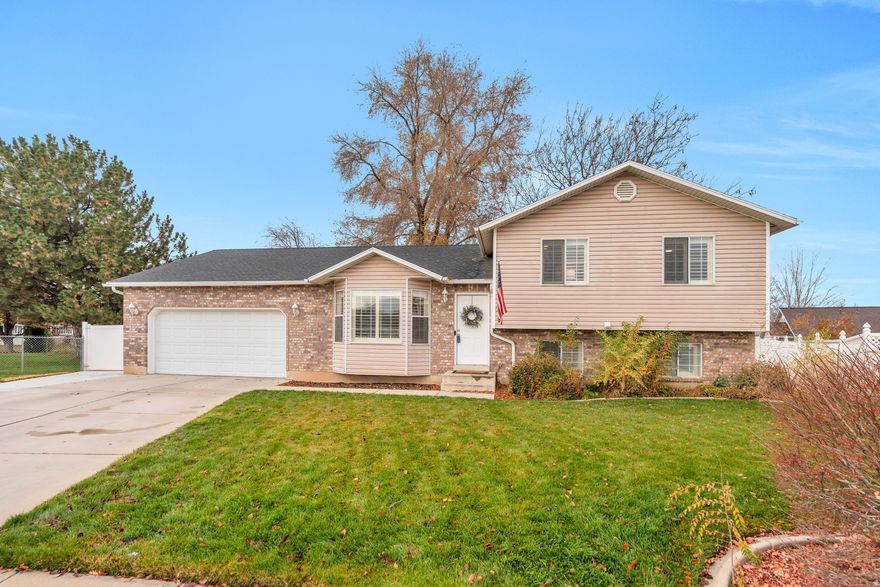 Move-in ready tri/multi-level home in one of Clinton's most desirable neighborhoods, located on a quiet fanout cul-de-sac! This 4-bedroom, 3-bath home on a 0.26-acre lot features new kitchen cabinets, a new furnace & A/C (2025), and newer granite countertops and plantation shutters. All appliances are included, plus a large laundry room and bonus storage under the main level. The primary suite boasts a walk-in closet and an en-suite bath with a jetted tub. Enjoy a 2-car tandem garage with a working bench and ample space for RV parking. Additional features include a 12' gate, driveway parking for up to 6 cars, and secured parking behind the fully fenced yard. The beautifully landscaped backyard offers vinyl fencing, a drip system, river rock planters, mature trees, and a cozy fire pit. Conveniently located near shopping, schools, and commuter routes in a quiet, well-kept community-this home is ready for you!