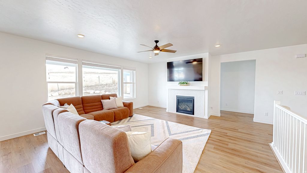 Photo of 872 W UNION BENCH DR, Mapleton, UT 84664 (MLS # 2133317)