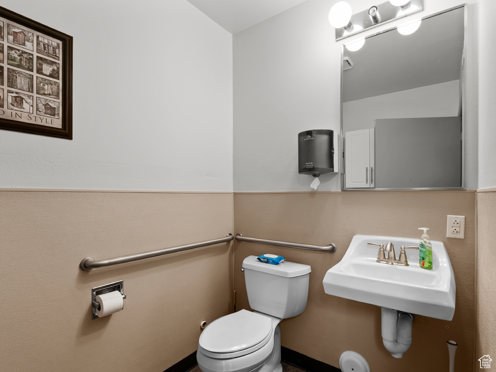 Main image without alt text