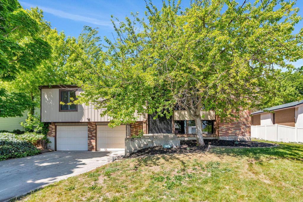 Photo of 5324 S ROBINWOOD CIR, Taylorsville, UT 84129 (MLS # 2157467)