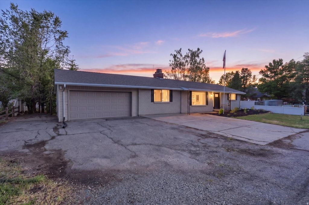 Photo of 810 E MAPLE ST, Mapleton, UT 84664 (MLS # 2159353)