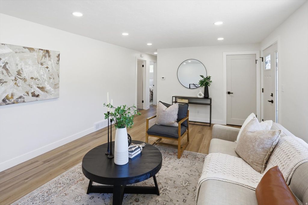 Photo of 810 E MAPLE ST, Mapleton, UT 84664 (MLS # 2159353)