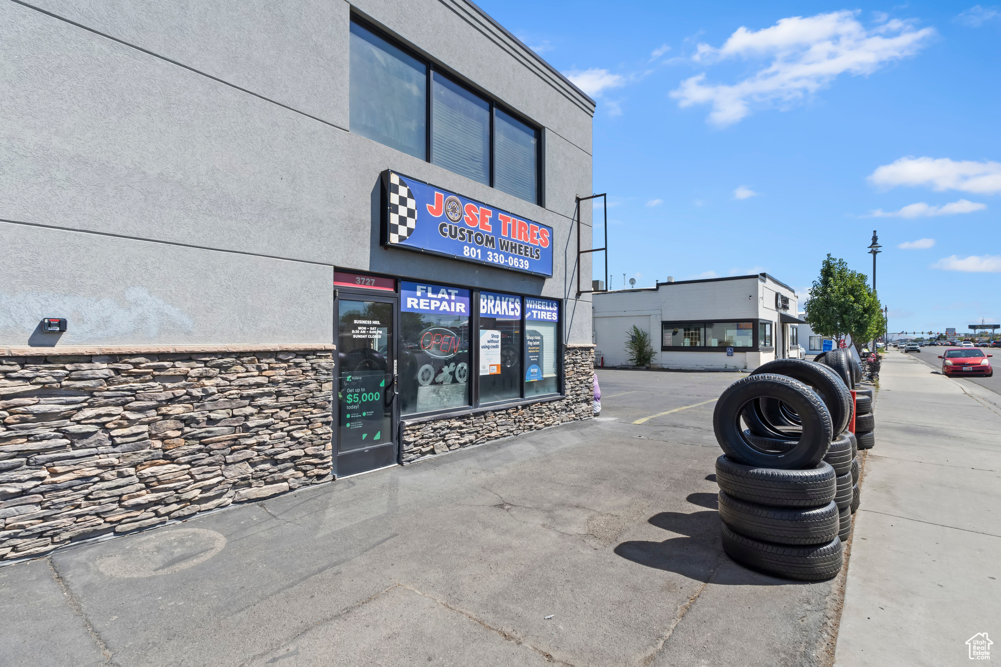 Main image without alt text