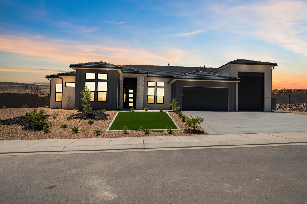 Photo of 824 S 1690 W, Hurricane, UT 84737 (MLS # 2140133)