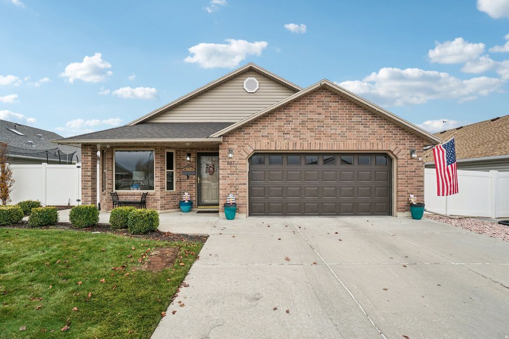 Photo of 927 W 1730 N, Clinton, UT 84015 (MLS # 2124062)