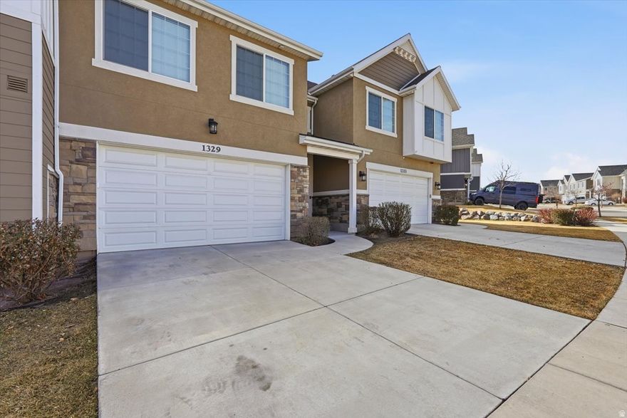 Charming 3-bed, 3.5-bath townhouse in welcoming Taylorsville! Offering 2,290 sq ft, a newly finished basement, and bright, cozy living spaces. Enjoy the added convenience of an enclosed, gated dog run, plus close proximity to golf courses, Fashion Place Mall, and Crossroads Shopping Center for easy dining, shopping, and entertainment.