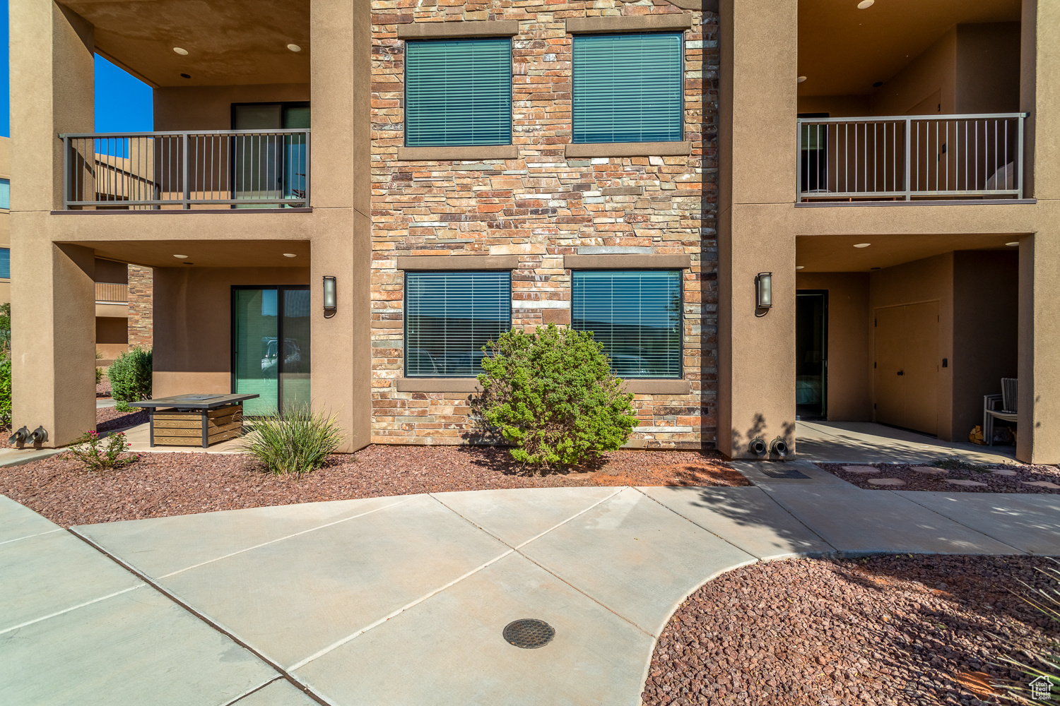 VILLAS AT SANDHOLLOW - Residential