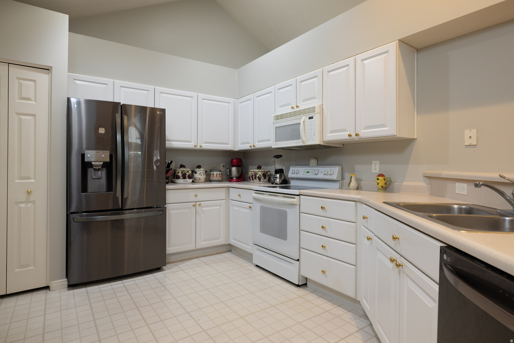 VALLEY VU VILLAS CONDOMINIUM - Residential