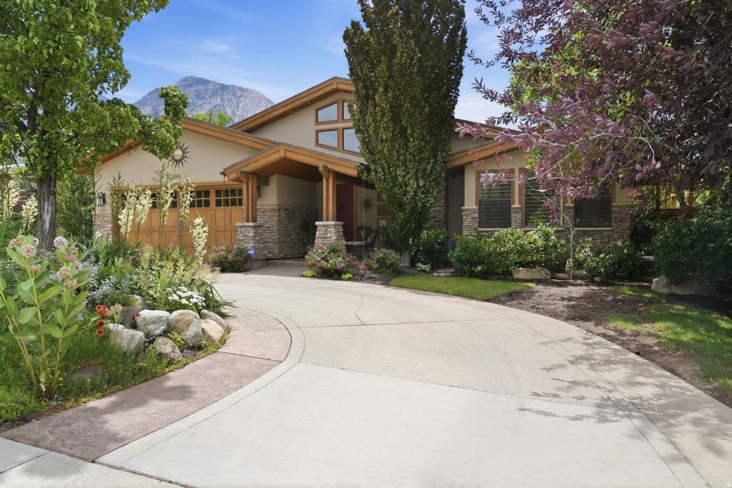 Photo of 3200 E 3900 S, Holladay, UT 84124 (MLS # 2165918)
