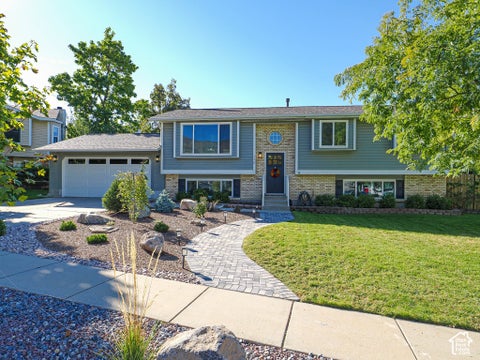 Photo of 136 E RICE LN, Farmington, UT 84025 (MLS # 2189491)