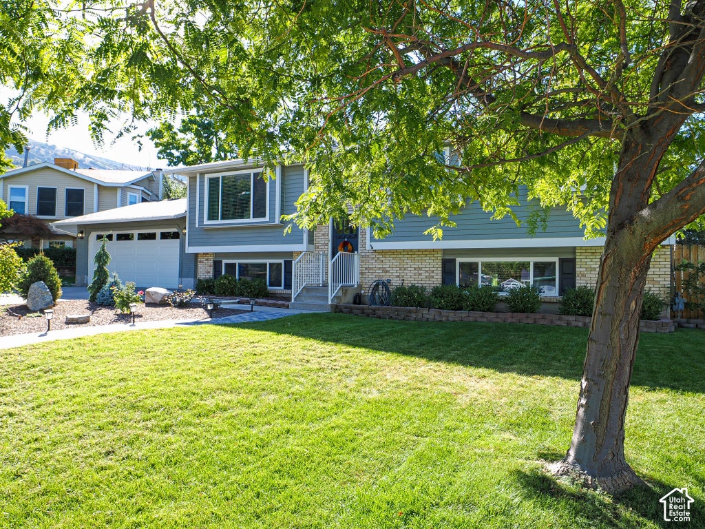 Photo of 136 E RICE LN, Farmington, UT 84025 (MLS # 2189491)