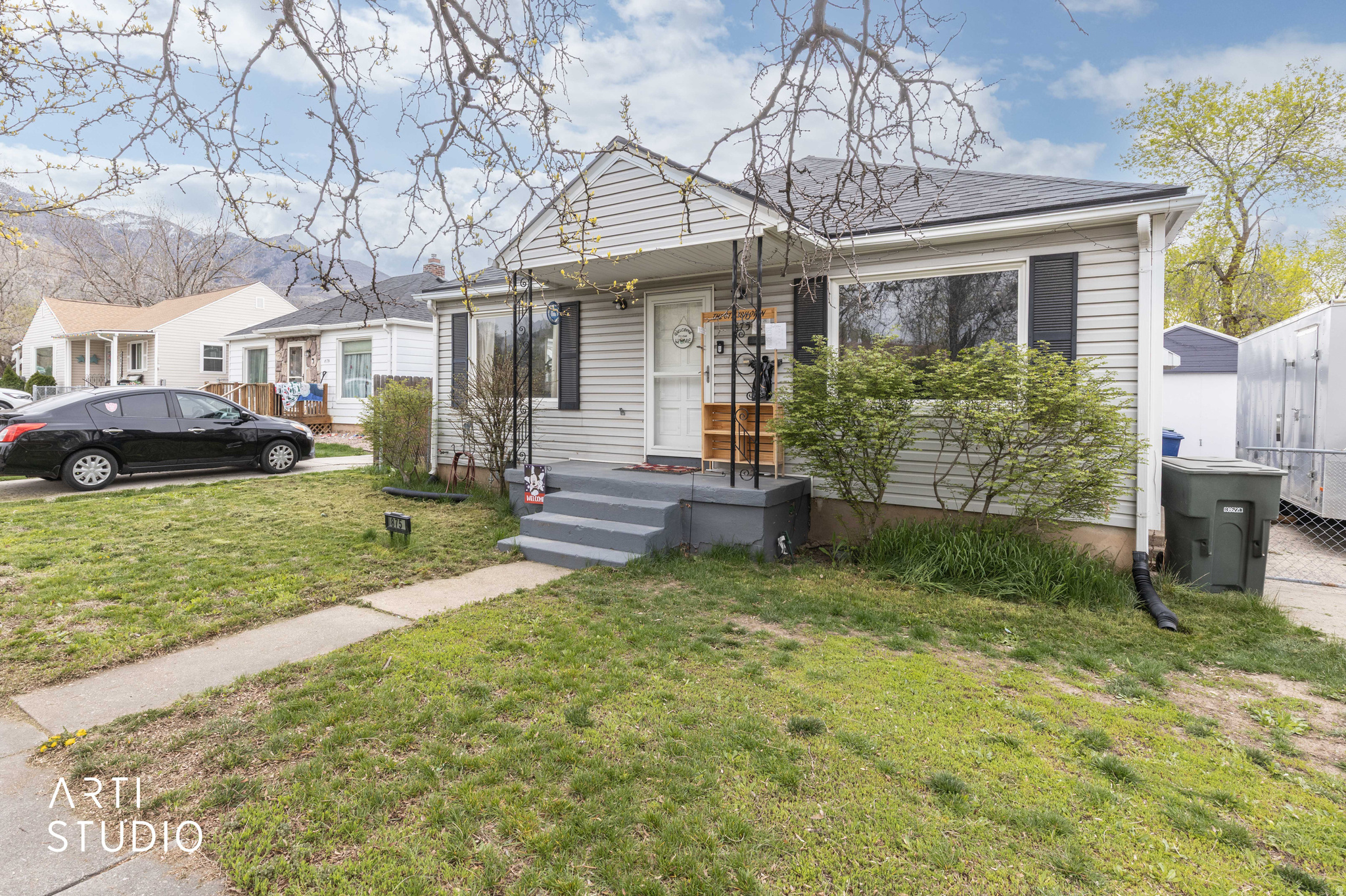 Main image without alt text