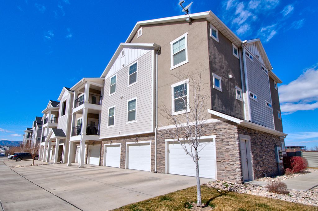 Photo of 34 W SILVER SPRINGS DR, Vineyard, UT 84059 (MLS # 2146090)