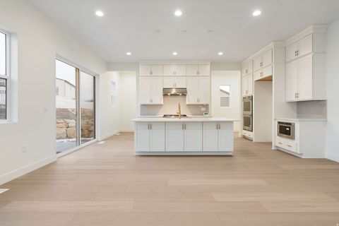 Tiny photo for 447 N PINNACLE LN #25, Saratoga Springs, UT 84045 (MLS # 2144221)