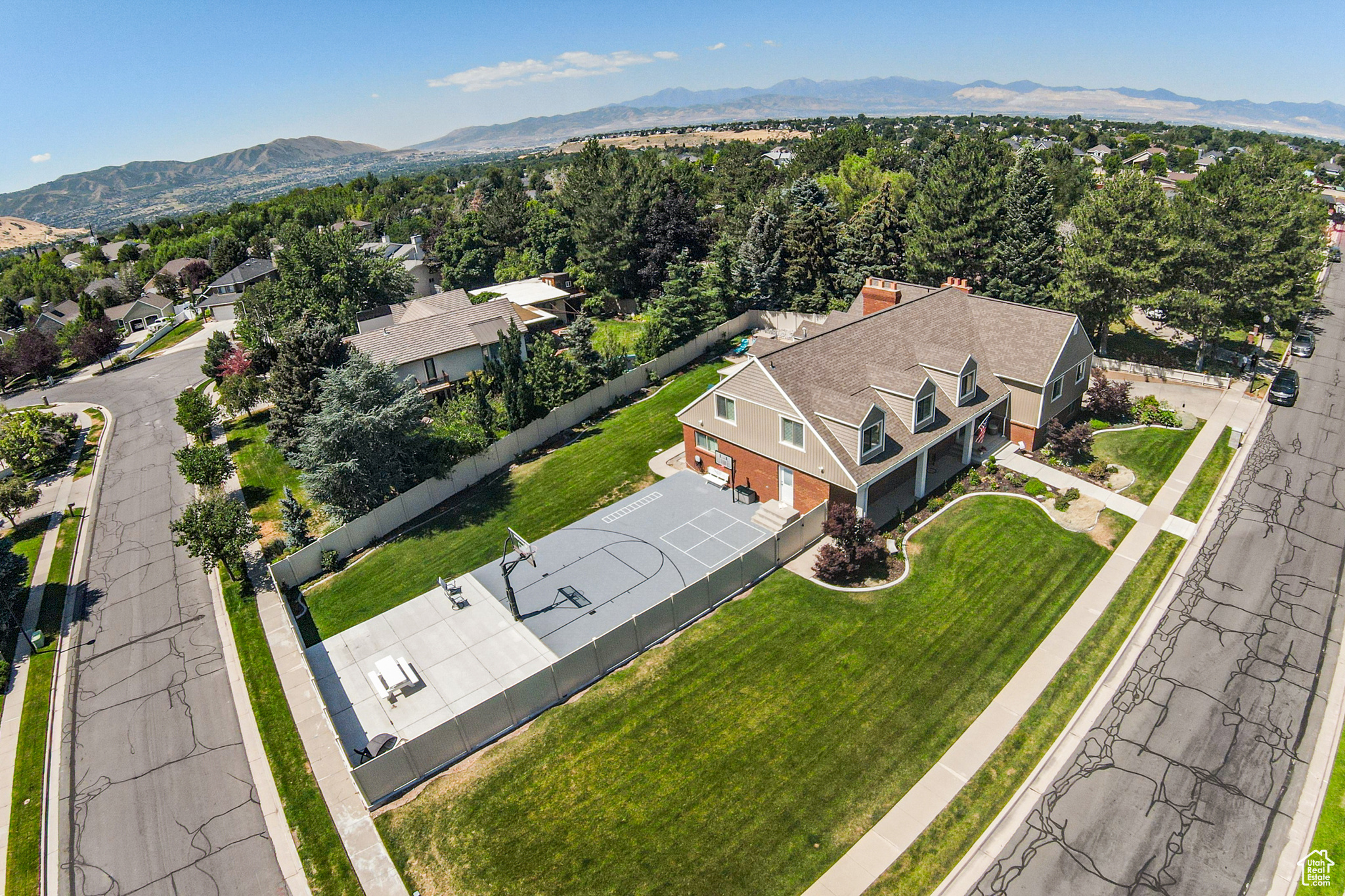 PINE CREST - Residential