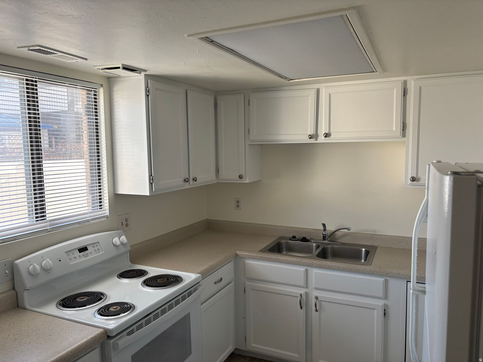 REDWOOD VILL - Residential Lease