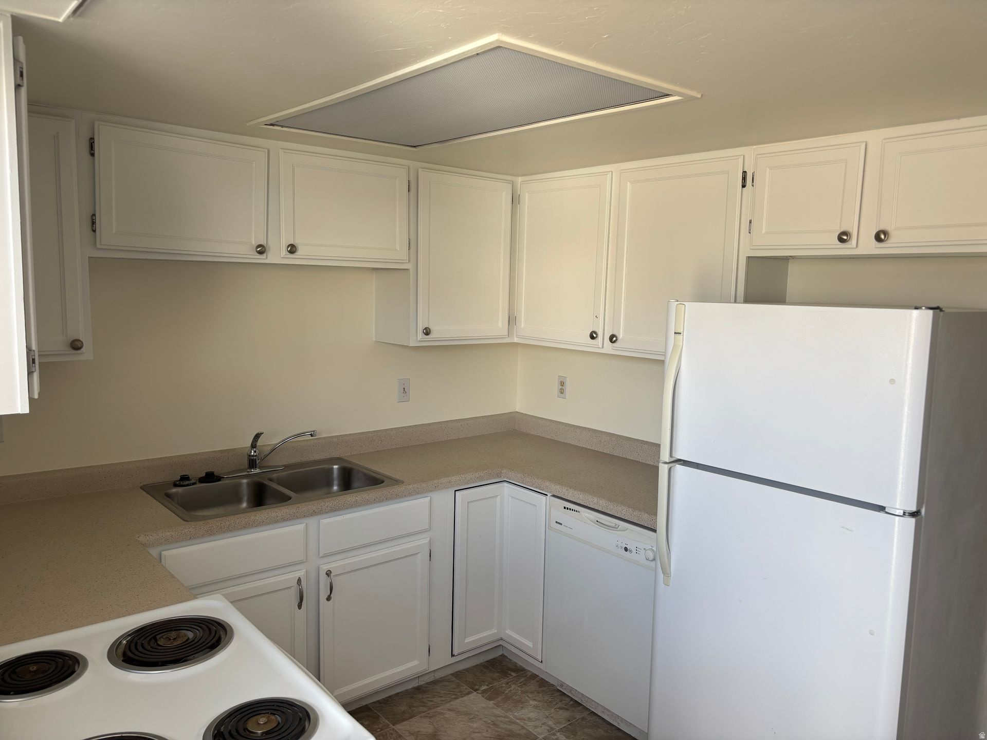 REDWOOD VILL - Residential Lease