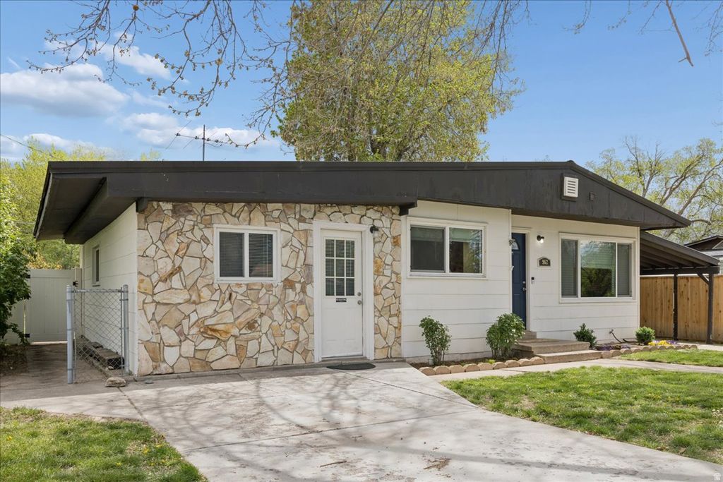 Photo of 962 N LA VERDE, Layton, UT 84041 (MLS # 2153021)