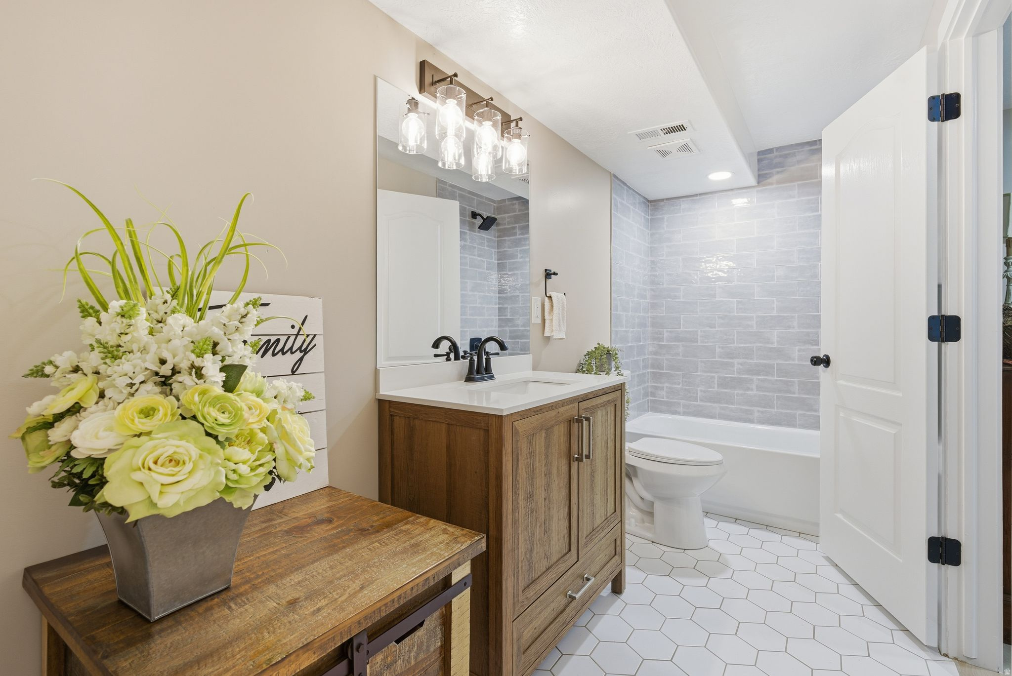 THE COTTAGES AT KIMBALLS LANE - Residential