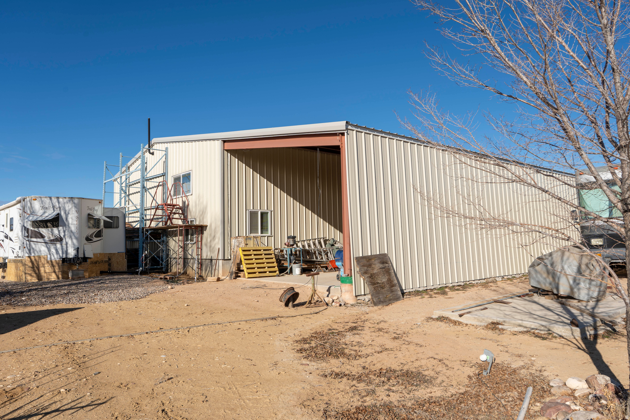 Main image without alt text