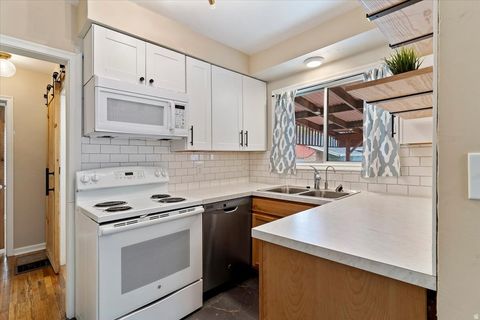 Tiny photo for 282 E 650 N, Bountiful, UT 84010 (MLS # 2147733)