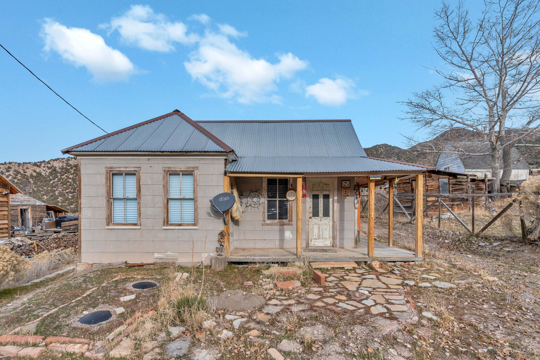 Main image without alt text