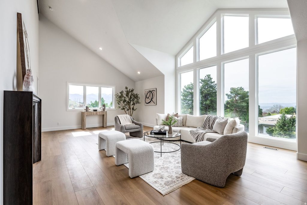 Photo of 261 N SANDRUN RD, Salt Lake City, UT 84103 (MLS # 2152792)