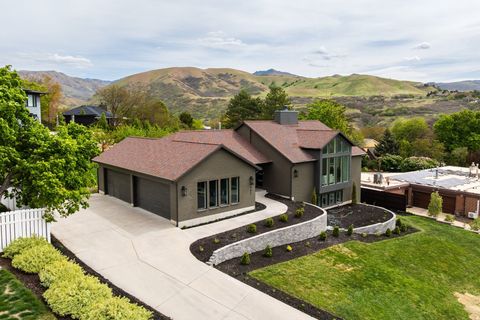 Photo of 261 N SANDRUN RD, Salt Lake City, UT 84103 (MLS # 2152792)