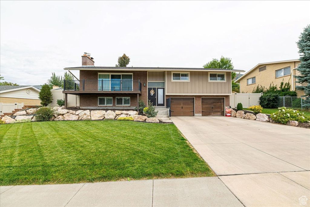 Photo of 1060 N KINGSWOOD RD, Kaysville, UT 84037 (MLS # 2119299)