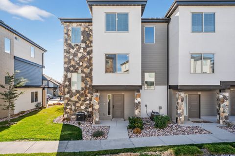 Photo of 142 W HARVEST LN, Saratoga Springs, UT 84045 (MLS # 2124709)