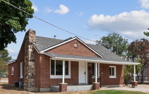 Photo of 422 N 200 W, American Fork, UT 84003 (MLS # 2128160)