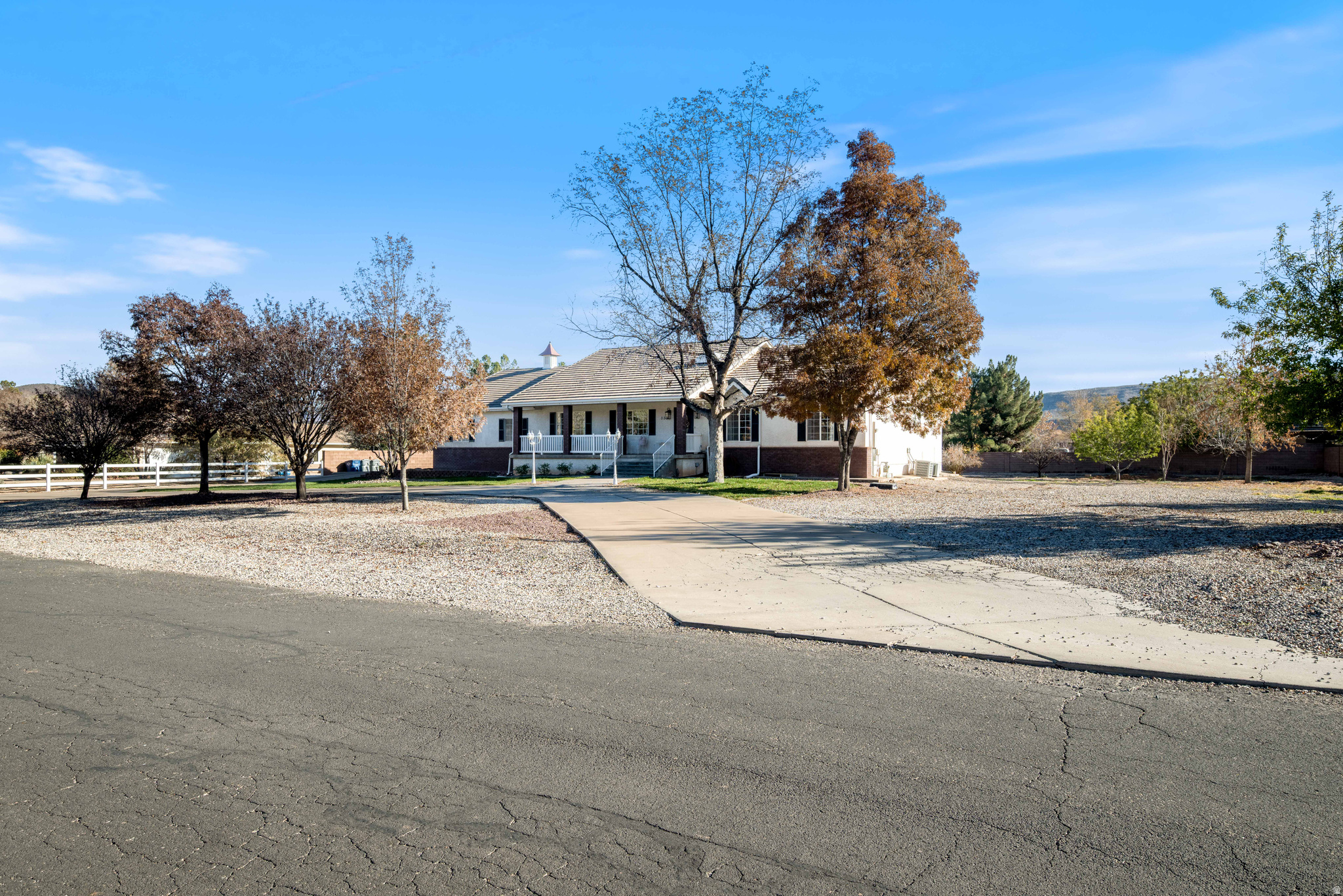 COUNTRY LANE EST - Residential