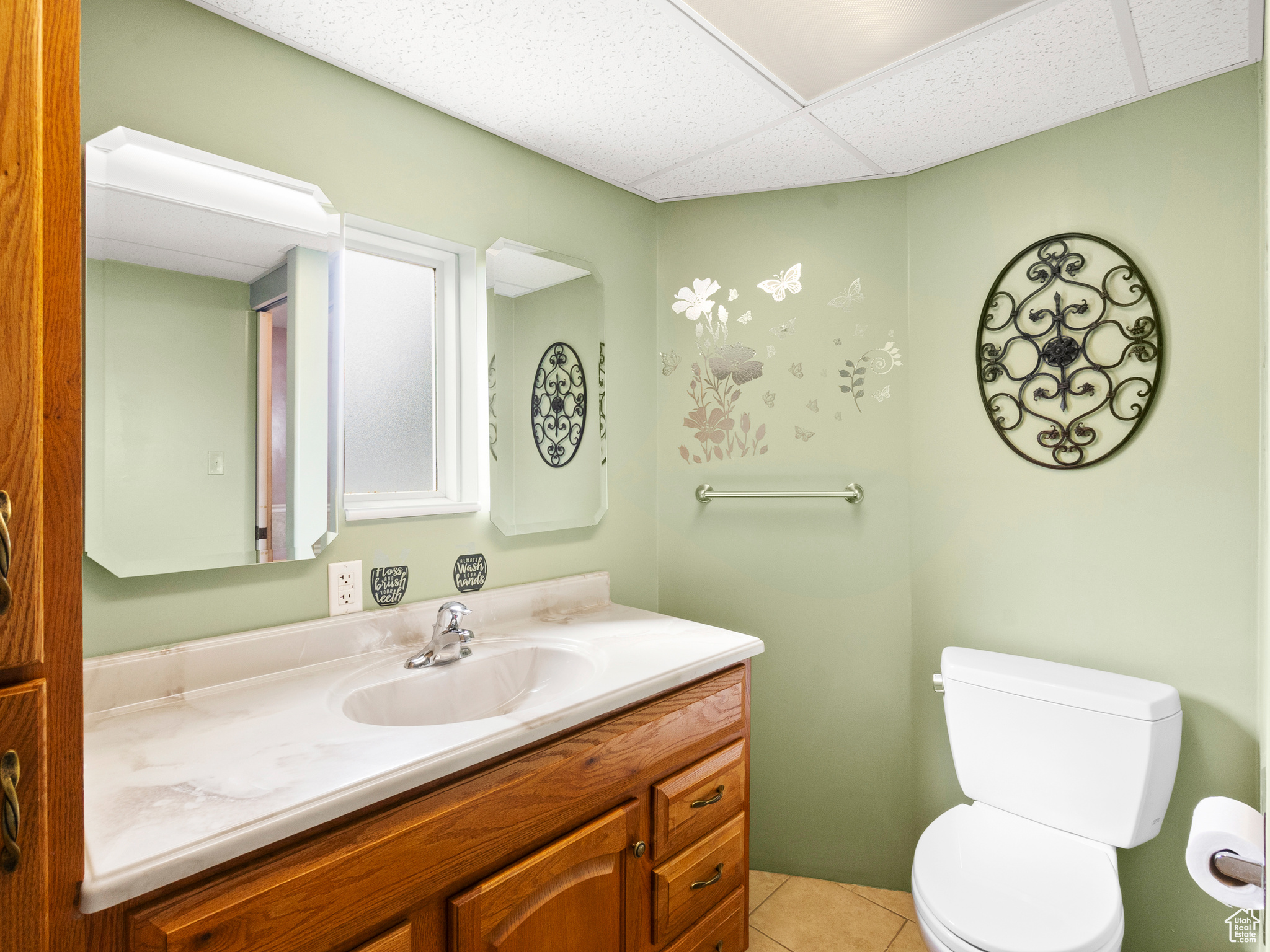 Main image without alt text