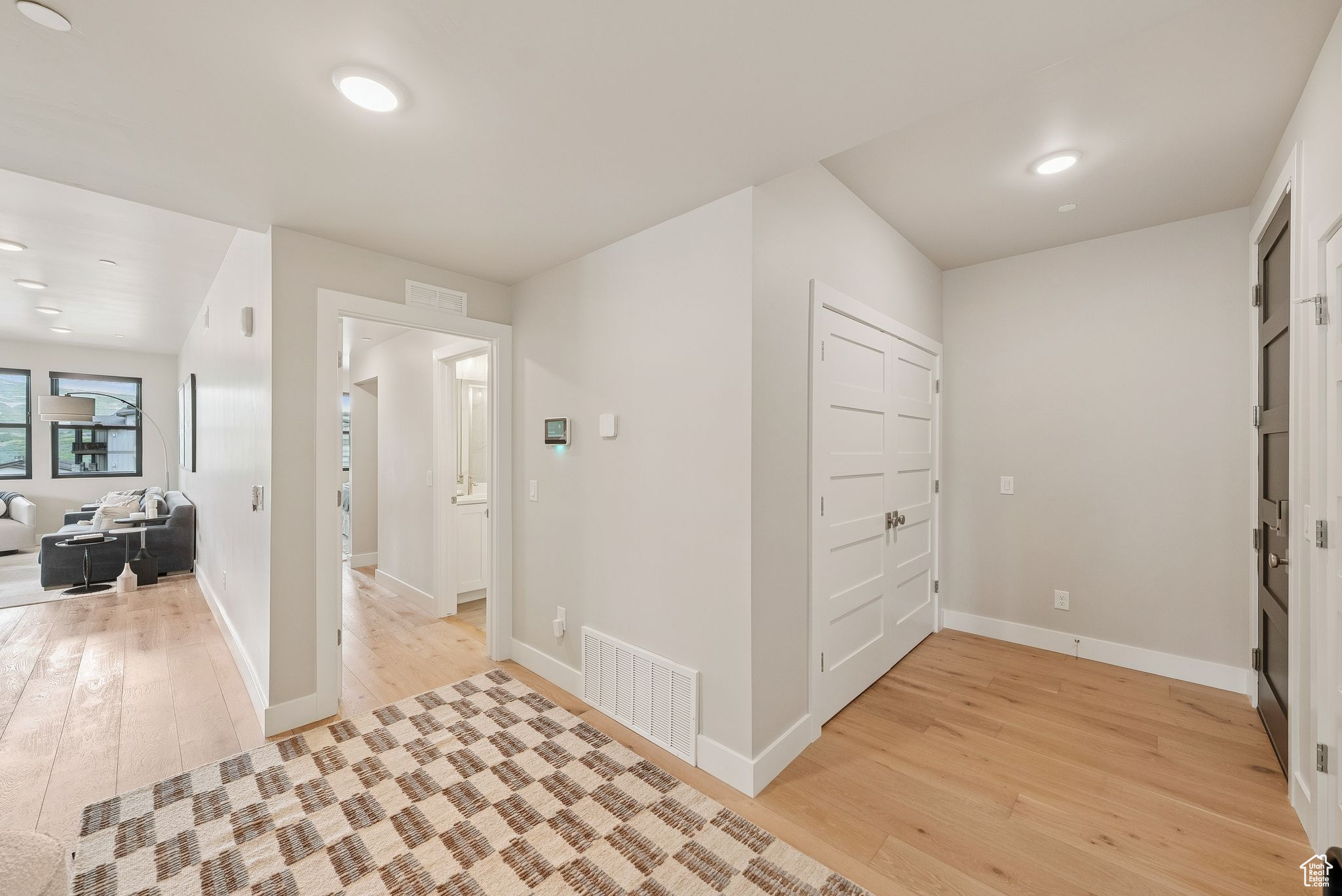 MAYFLOWER LAKESIDE - Residential