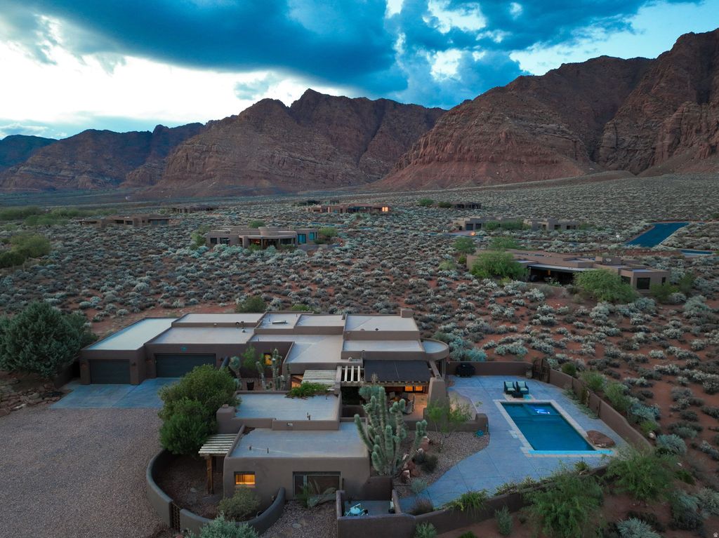 Photo of 1060 W WINTOOK DR, Ivins, UT 84738 (MLS # 2136739)