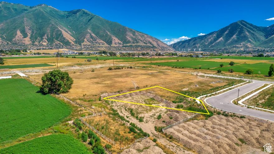 Rare 0.450-acre corner lot in a prime Spanish Fork location! This spacious lot offers endless possibilities to build your dream home. The listing price reflects a $20K discount if you choose to build with the seller-otherwise, the price will be $20K higher. Conveniently located near schools, parks, shopping, and easy freeway access. Don't miss out on this incredible opportunity! Buyer to verify all information. Builder is Skyeline Homes LLC https://skyelinehomes.com/