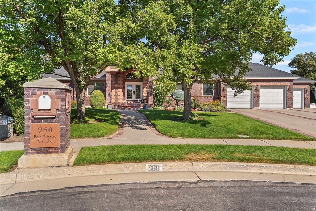 Photo of 960 E PAR THREE CIR, Fruit Heights, UT 84037 (MLS # 2148775)