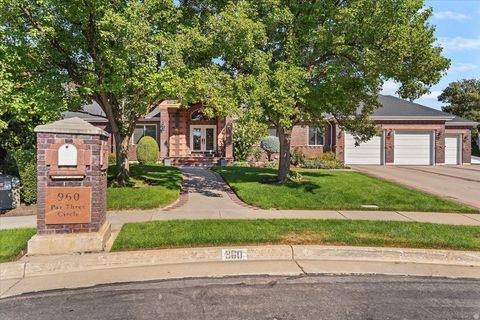 Photo of 960 E PAR THREE CIR, Fruit Heights, UT 84037 (MLS # 2148775)