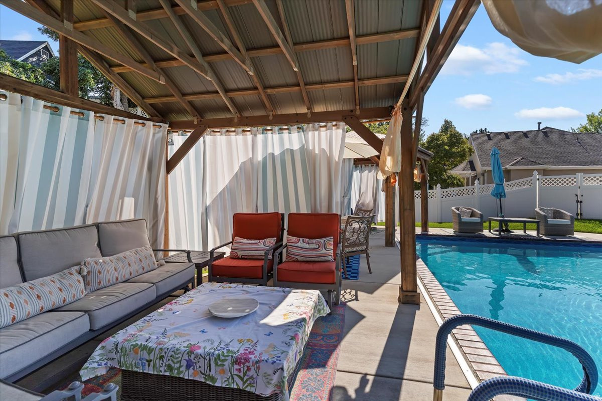 FAIRWAY COVE - Residential