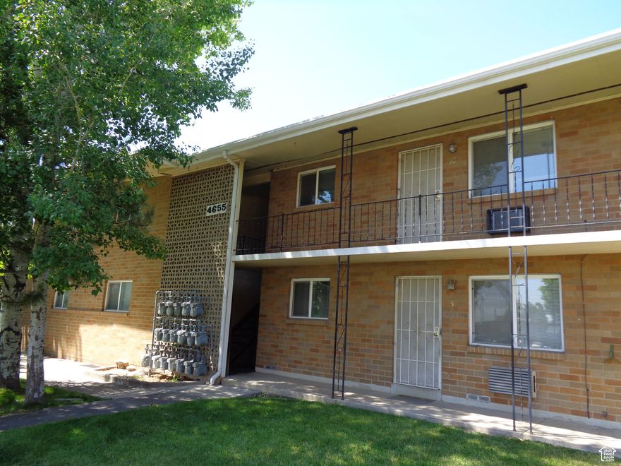 2 bedroom, 1 bathroom, ceiling fans, wall a/c unit, newer plank flooring and paints, updated kitchen and bathroom  off street parking, on site laundry facilities, smaller complex with 18 units  No pets, no smoking  Available now $1250  Rent $600  Deposit Tenant pays gas and electric 4655 South Locust Lane #16, Holladay  Unit 16 Locust Lane Apartments Davidson Realty, Inc. dripm.com Email info@dripm.com