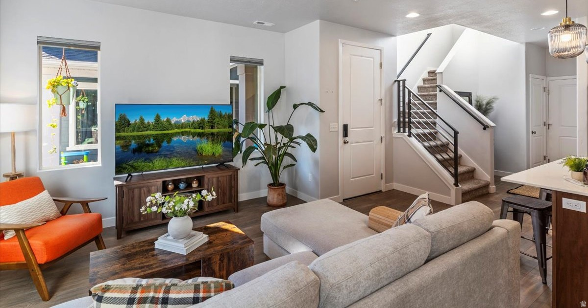 SALT POINT - Residential Lease