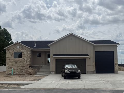 Photo of 3031 W SOLACE ST, Syracuse, UT 84075 (MLS # 2156467)