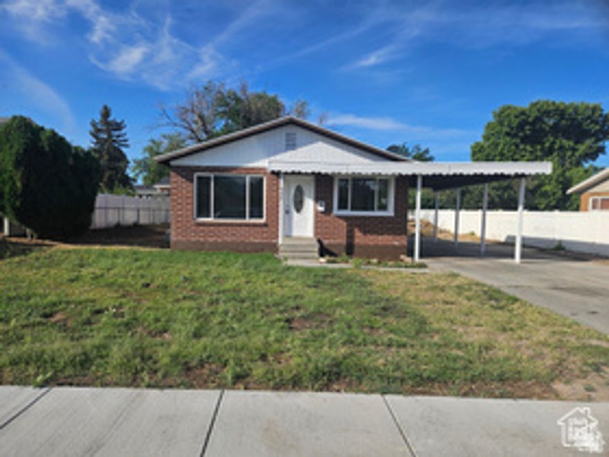 Fantastic Remodel in a great area. New Furnace, Air Conditioner, Stainless Steel, Stove, Dishwasher, Microwave, Quartz Countertops, Carpet, Tile, Fresh Paint, Updated Kitchen and Bathrooms and much, Much more. Hurry will go fast. Buyer to verify all information.